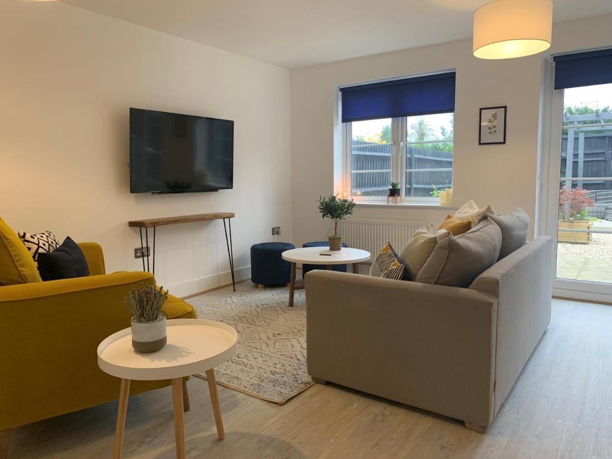 Stylish & Spacious 3 Bed House With 2 Free Car Parking Spaces Villa Appledram Exterior photo