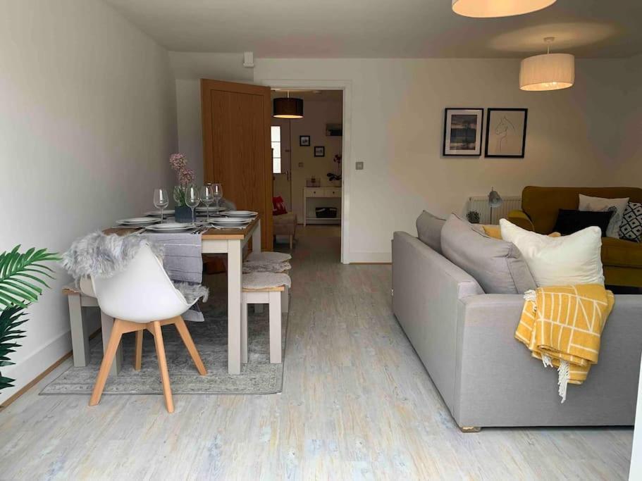 Stylish & Spacious 3 Bed House With 2 Free Car Parking Spaces Villa Appledram Exterior photo