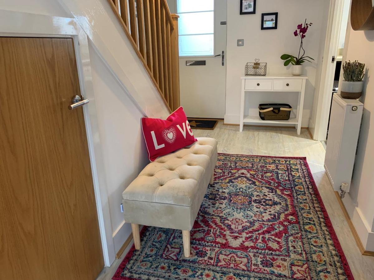 Stylish & Spacious 3 Bed House With 2 Free Car Parking Spaces Villa Appledram Exterior photo