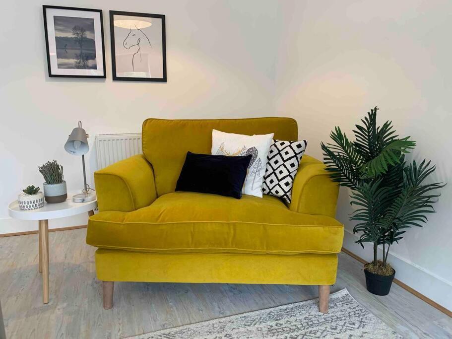 Stylish & Spacious 3 Bed House With 2 Free Car Parking Spaces Villa Appledram Exterior photo