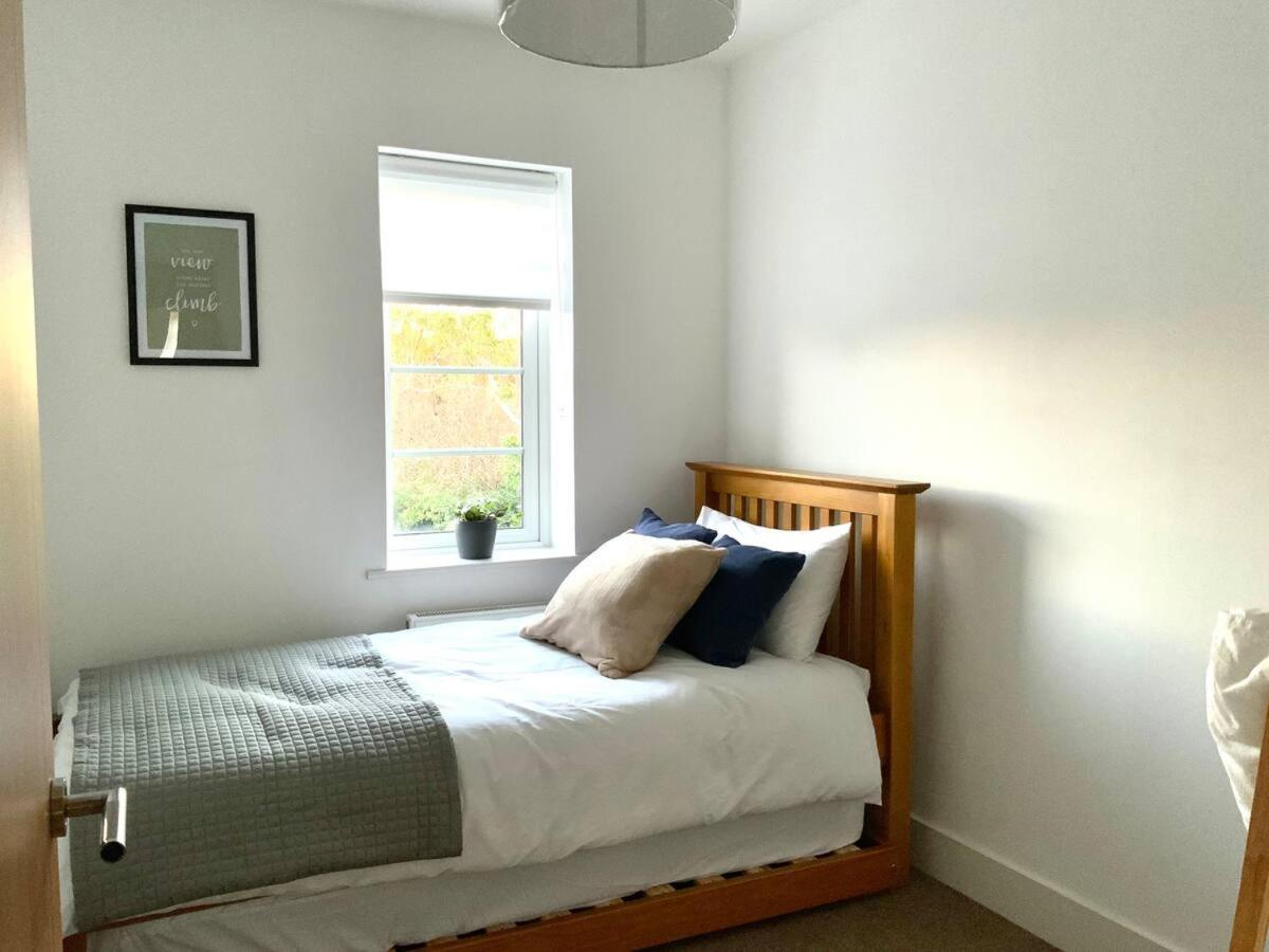 Stylish & Spacious 3 Bed House With 2 Free Car Parking Spaces Villa Appledram Exterior photo